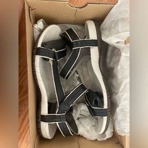 NIB Teva Meadows Women’s sandals